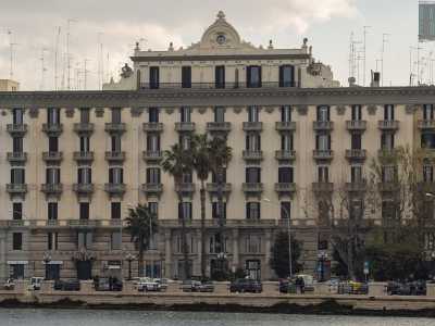 Ma questo grande edificio bianco e grigio deve parte della sua �celebrit�� anche al grazioso orologio che si trova sulla sua sommit�, sormontato da un mascherone con l�incisione delle iniziali del nome del primo proprietario: Luigi Colonna